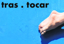 tras . tocar