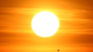 Editorial: Nos sacan de las playas y nos cobran por el sol