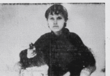 Los estudiantes, la bandera y dos ramos de azucenas