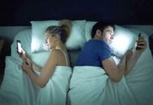 La tercera presencia en la cama: cómo el celular está cambiando la intimidad de las parejas