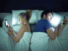 La tercera presencia en la cama: cómo el celular está cambiando la intimidad de las parejas