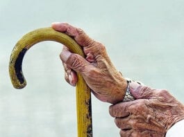 “Desprovista” la población mayor de servicios elementales
